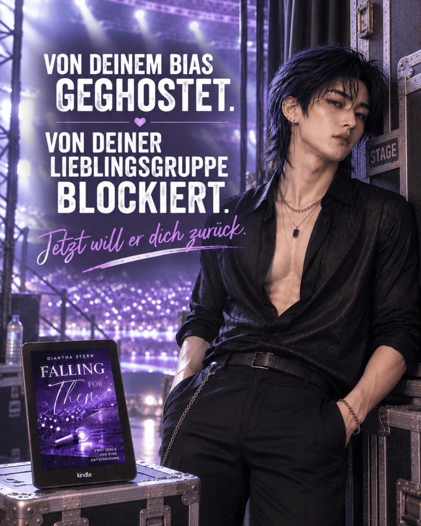 Ein Mann mit schwarzem Hemd und lässiger Pose steht vor einem Bühnenhintergrund mit verschwommenem Lichtermeer. Im Vordergrund ist ein Kindle mit dem Buch 'Falling for Them' platziert.